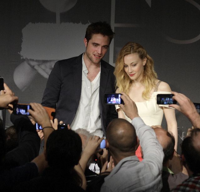  photo Rob-Pattinson-and-Sarah-Gadon-at-the-press-conference.jpg