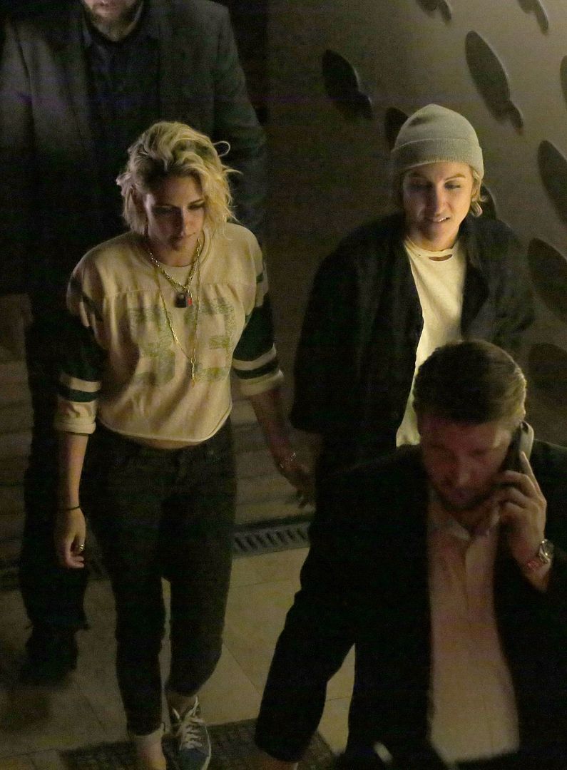 photo kristen-stewart-and-alicia-cargile-noght-out-in-cannes-05-15-2016_5.jpg